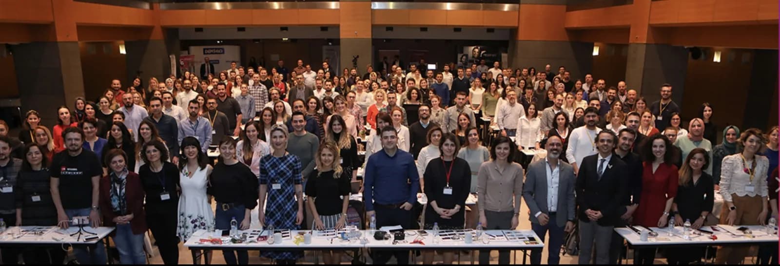 Prof. Dr. Korkmaz Sayınsu klinikte hasta muayenesi sırasında