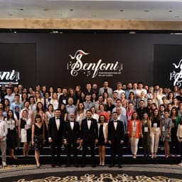 Senfoni ortodonti kursu katılımcılarının toplu fotoğrafı