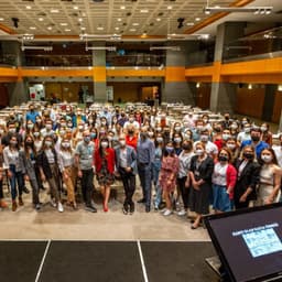 Konferans salonunda düzenlenen ortodonti kursunun katılımcıları